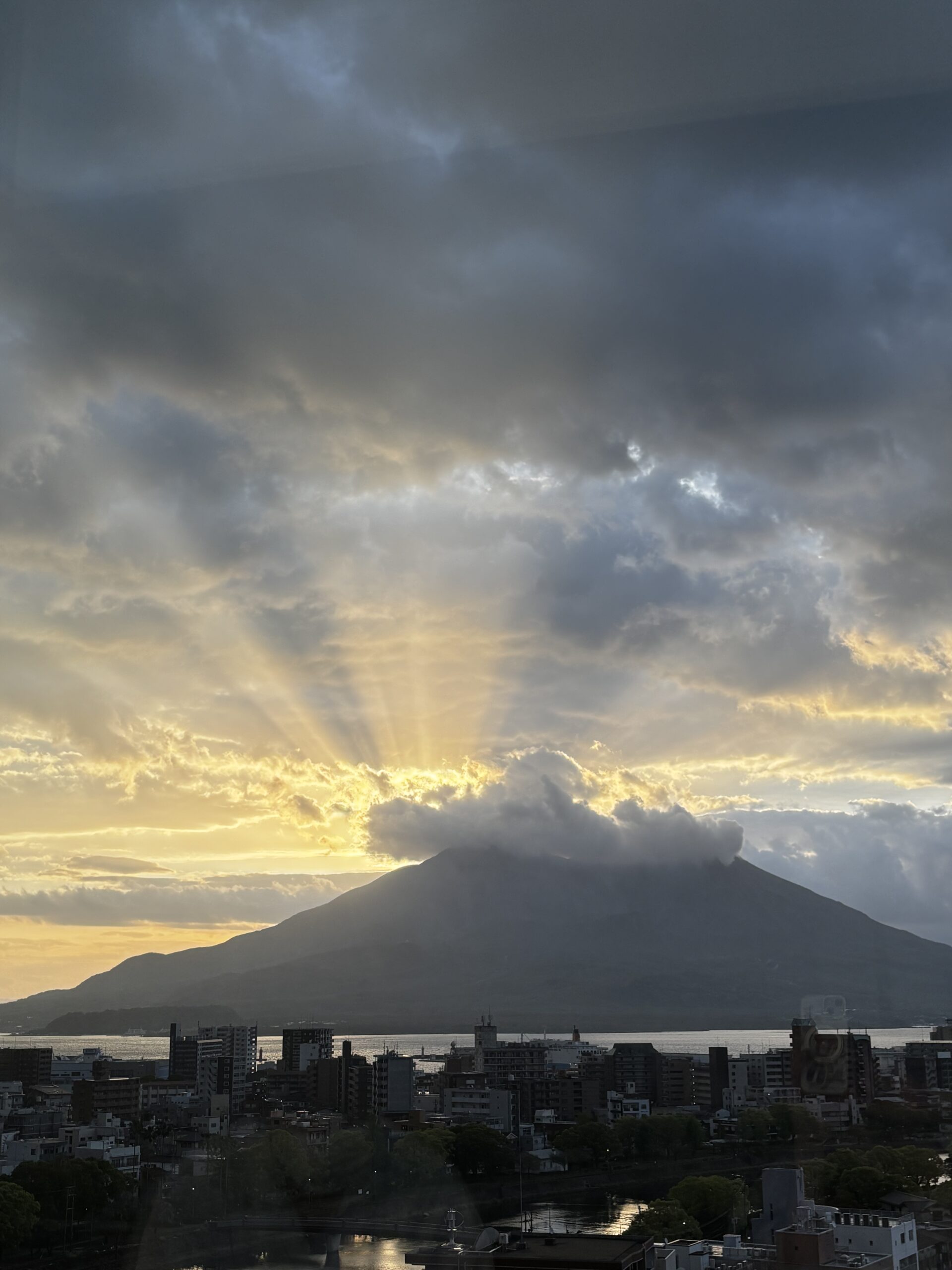 シェラトン鹿児島の客室から望む桜島の日の出